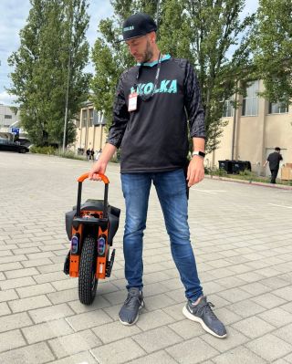 Kingsong S16, we tested it at IFA show, first impressions are quite positive, it is well built (reminds of smaller S22),...